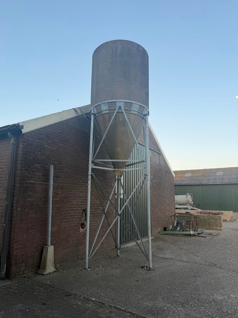 silo met stalen onderstel, Ophalen