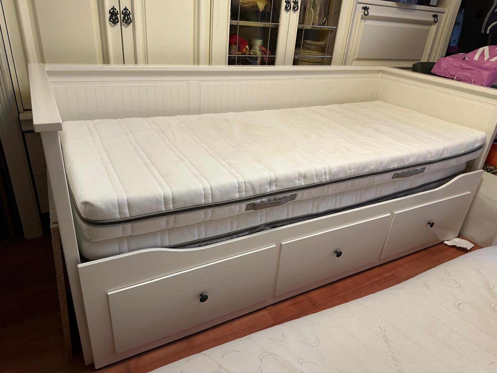 Hemnes bedbank van ikea met 2 matrassen, Huis en Inrichting, Ophalen, Gebruikt, Wit, Tweepersoons