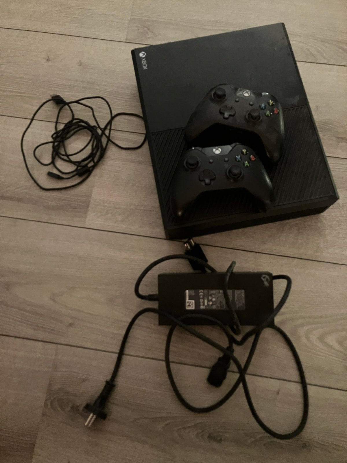 Xbox One met 2 controllers en voeding, Spelcomputers en Games, Spelcomputers | Xbox One, Ophalen, Xbox One, Met 2 controllers