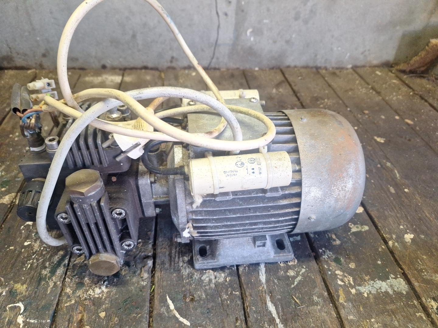 Elektrische vacuümpomp / luchtcompressor – dubbele zuiger, 100 liter of meer, Ophalen of Verzenden, Minder dan 200 liter/min