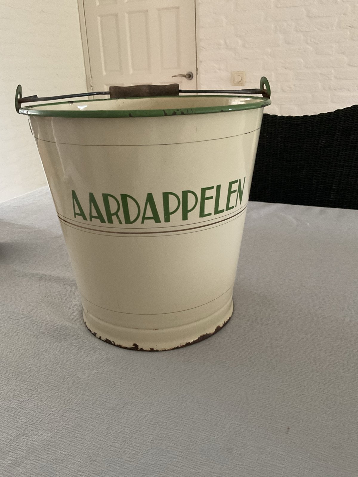 Vintage geëmailleerd emmer, Ophalen