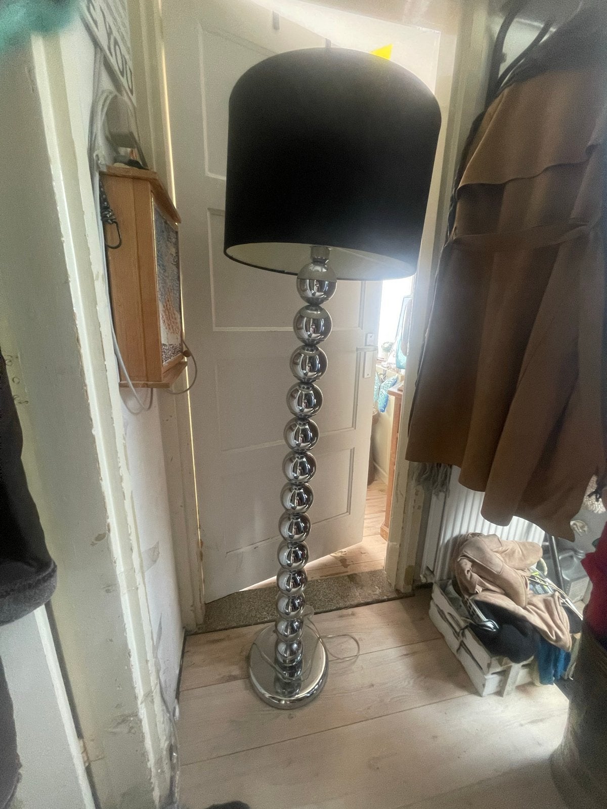 Staande lamp met zilveren bollen poot en zwarte kap, Ophalen of Verzenden, Gebruikt, Metaal, 100 tot 150 cm
