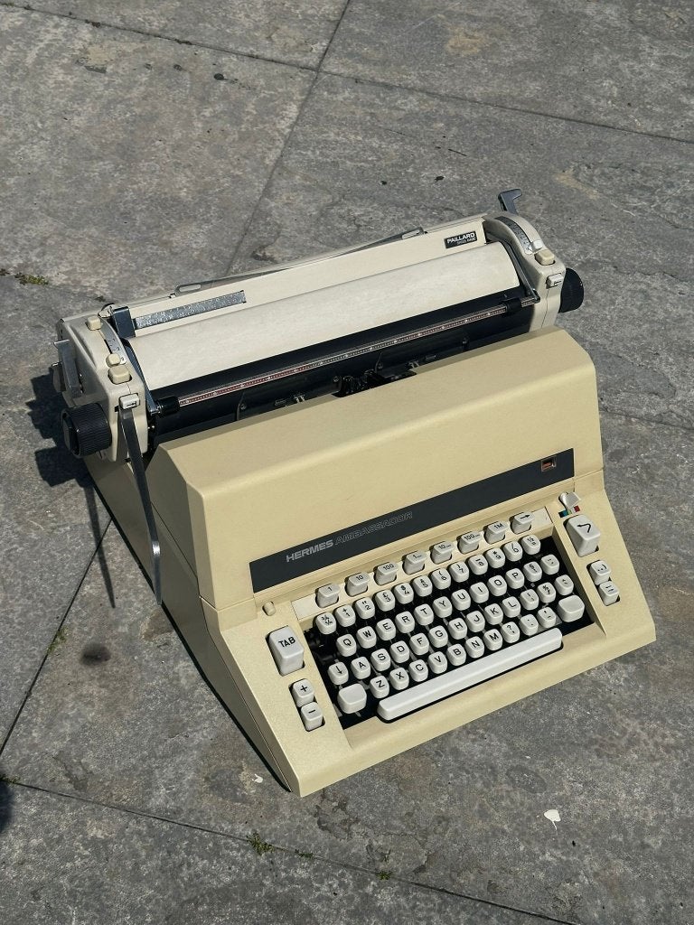 Hermes Ambassador typemachine met hoes – Retro beige/crème, Diversen, Ophalen