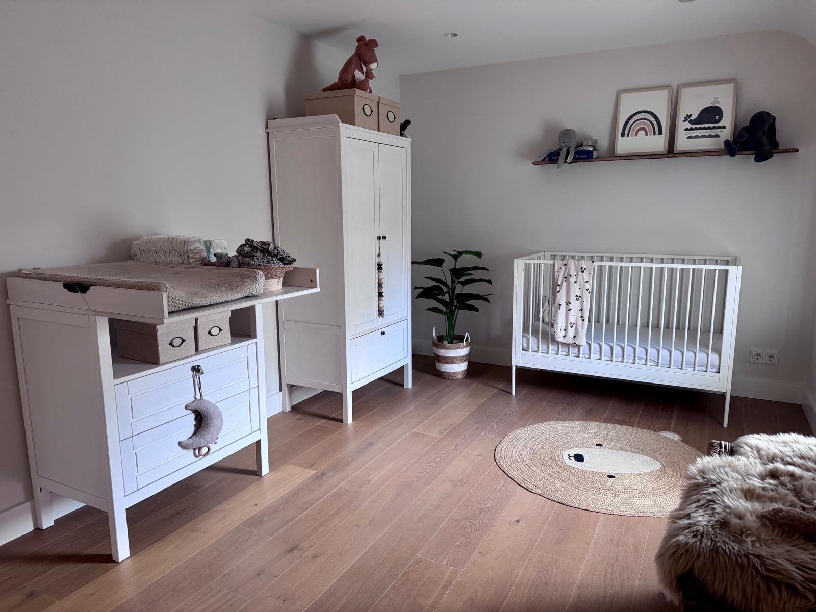 Witte commode met lades en opstaande rand en kledingkast, Ophalen, Gebruikt, 50 tot 70 cm, 75 tot 100 cm