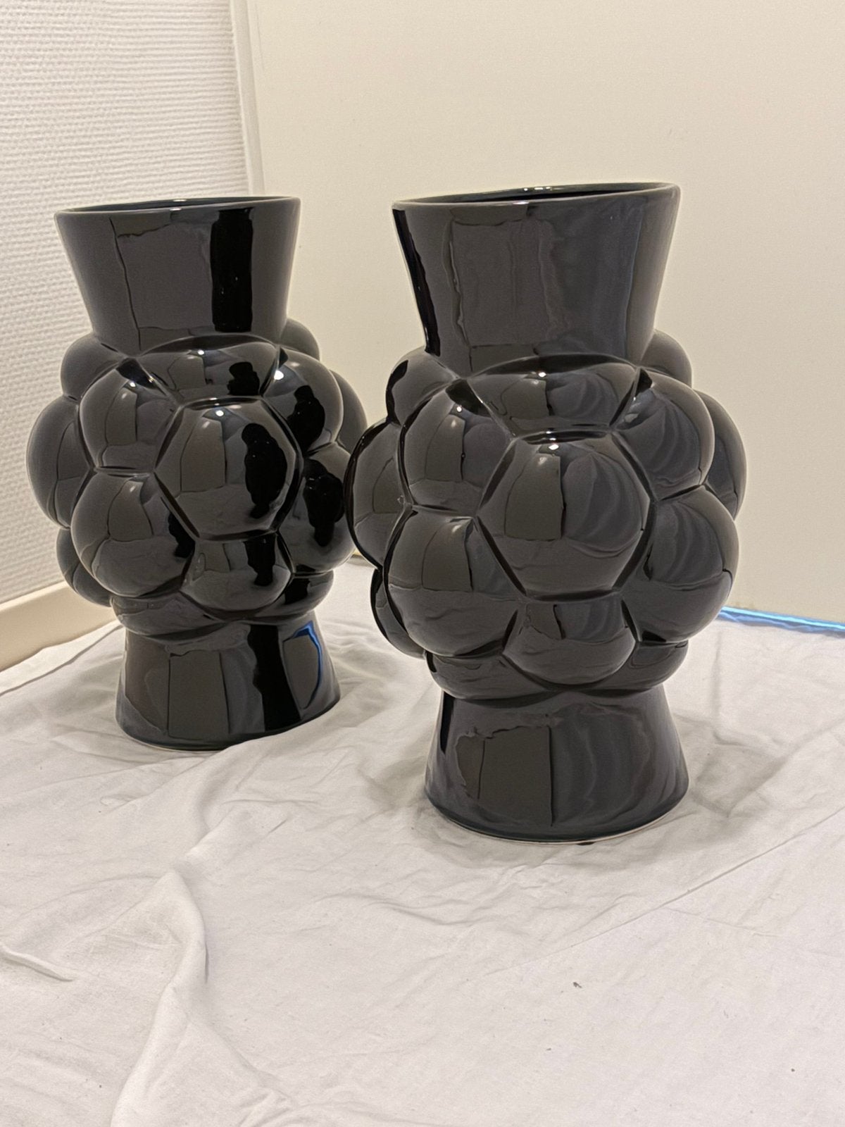 2 aardewerk vazen zwart 36 cm hoog, Ophalen, Gebruikt, Zwart, Steen/keramiek