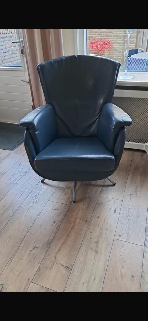 Comfortabele blauwe leren fauteuil met draaivoet, Huis en Inrichting, Fauteuils, Ophalen, Gebruikt, Leer, 75 tot 100 cm
