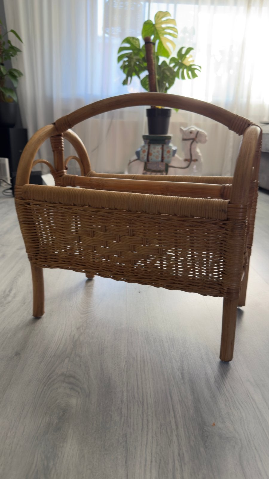 Vintage krantenbak lectuurmand, Huis en Inrichting, Ophalen, Gebruikt, Natuurlijk materiaal