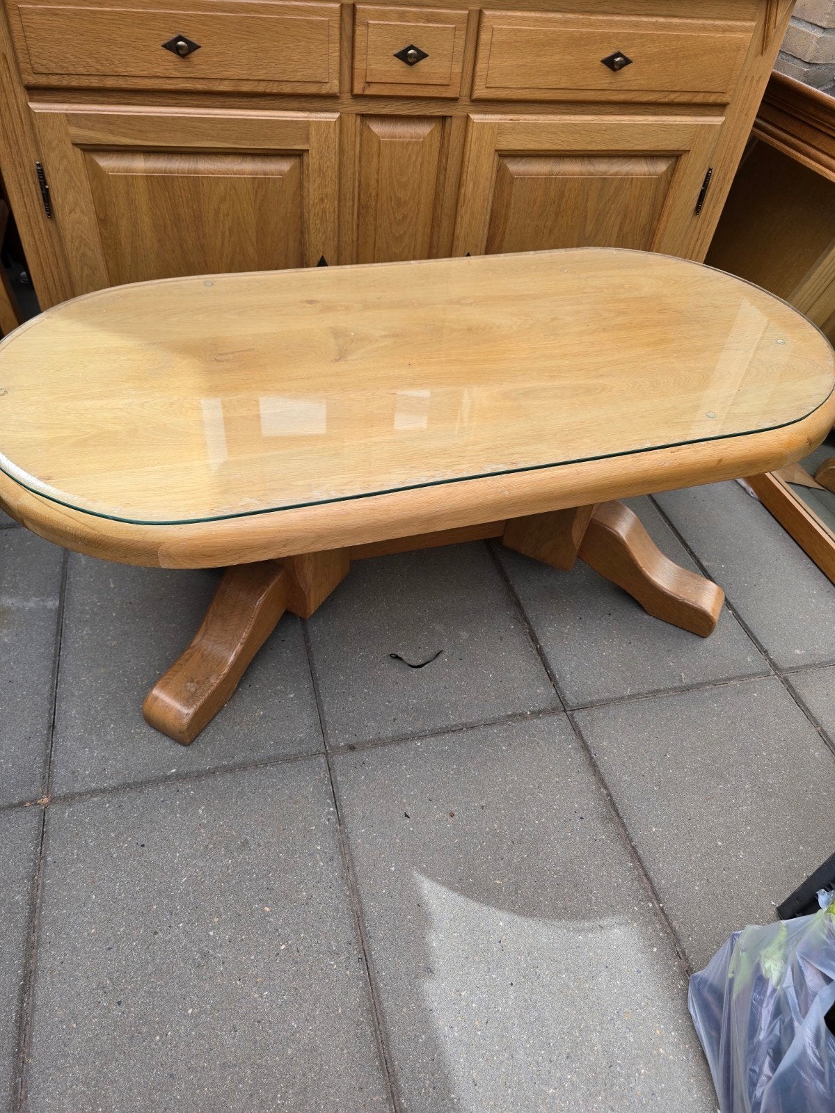 eettafel, dressoir, vitrinekast en middentafel en 4 stoelen, Ophalen