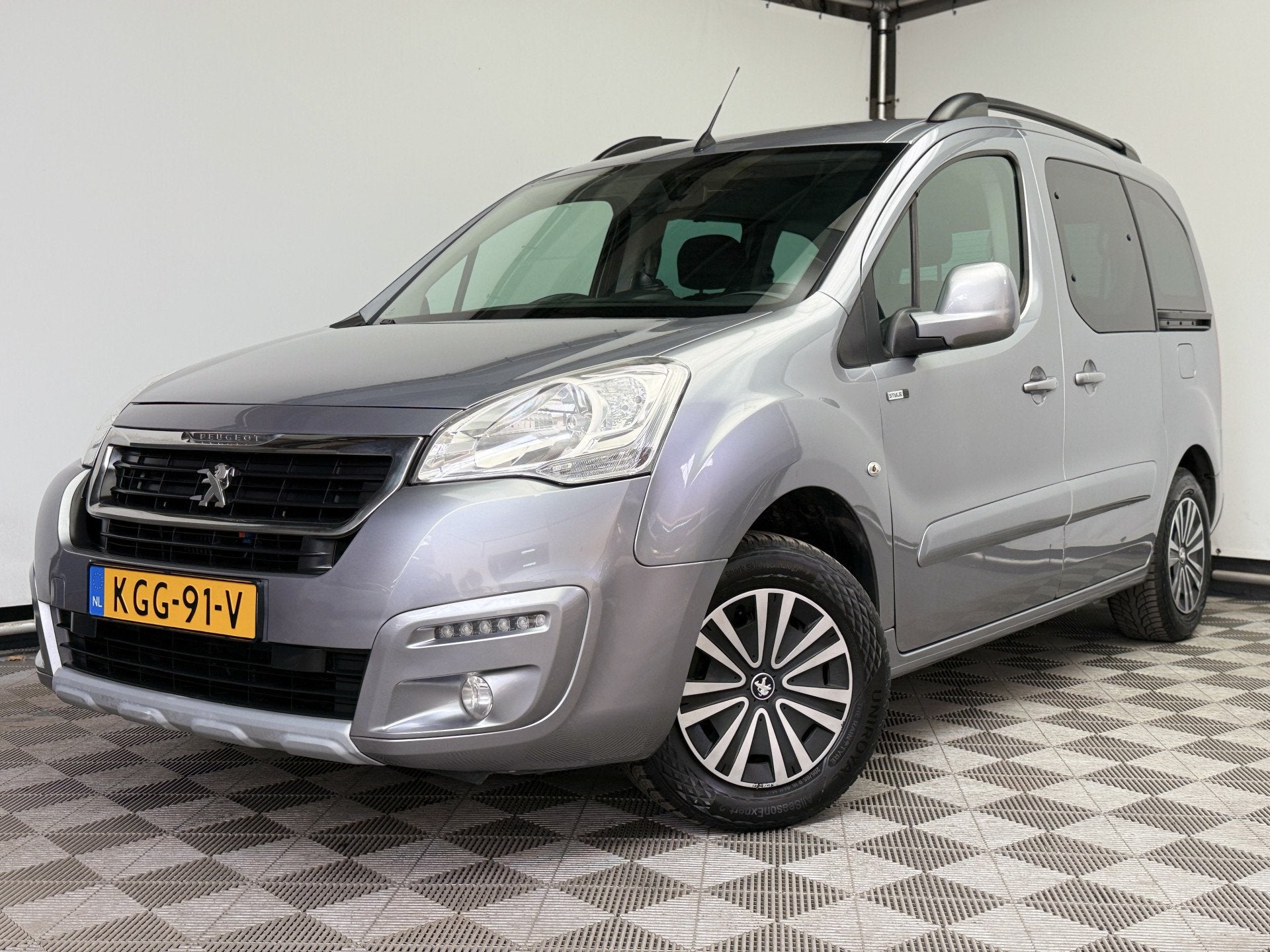 Peugeot Partner Tepee 1.2 PureTech Active Navi Airco Trekhaa, Auto's, Peugeot, Voorwielaandrijving, Stof, Gebruikt, 1199 cc