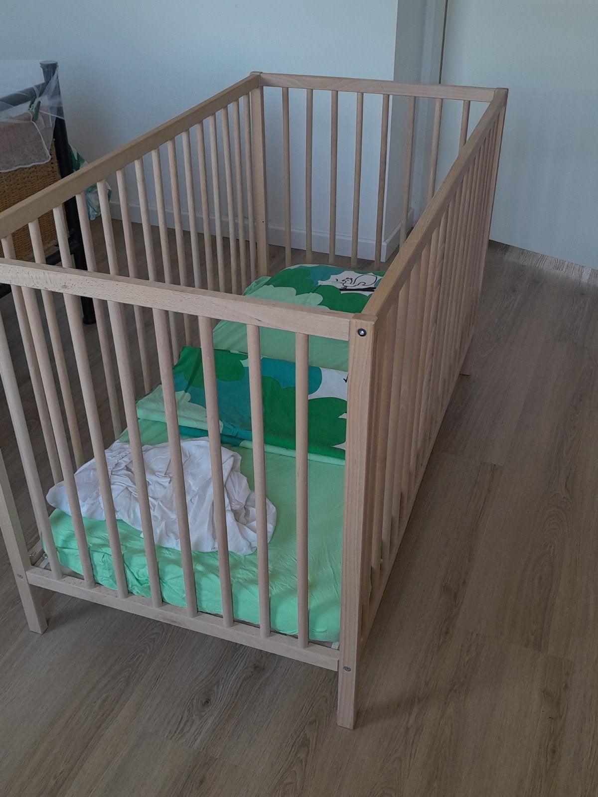 Houten babybedje Ikea met matras en beddengoed, Ophalen, 70 tot 85 cm, 140 tot 160 cm, Zo goed als nieuw