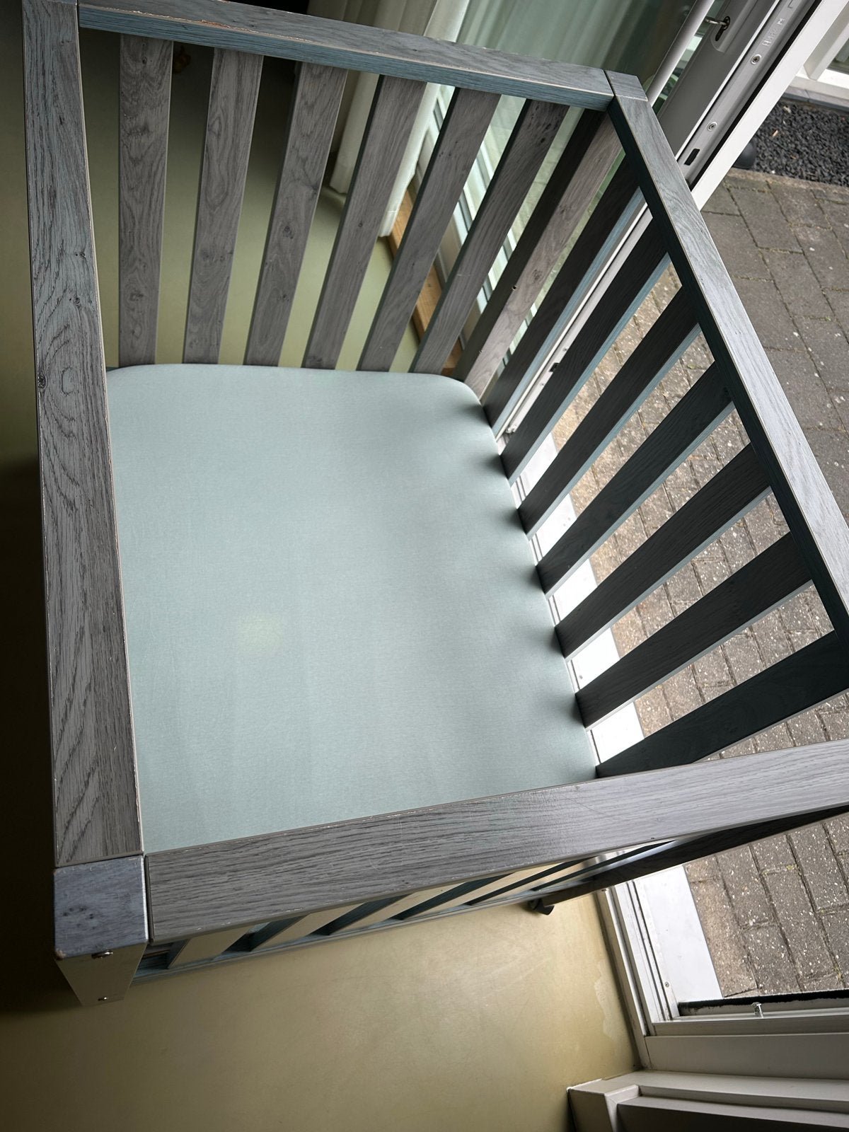 Gratis Blauwgrijze box op wieltjes met lade,, Kinderen en Baby's, Boxen, Ophalen, Gebruikt, Rechthoekig, In hoogte verstelbaar