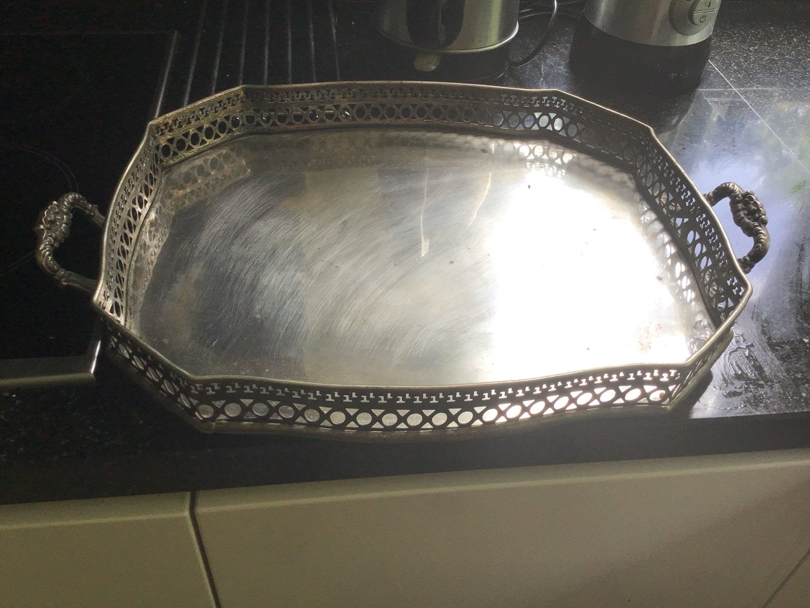 Groot zilverkleurig dienblad met bewerkte rand, Ophalen of Verzenden, Zilver
