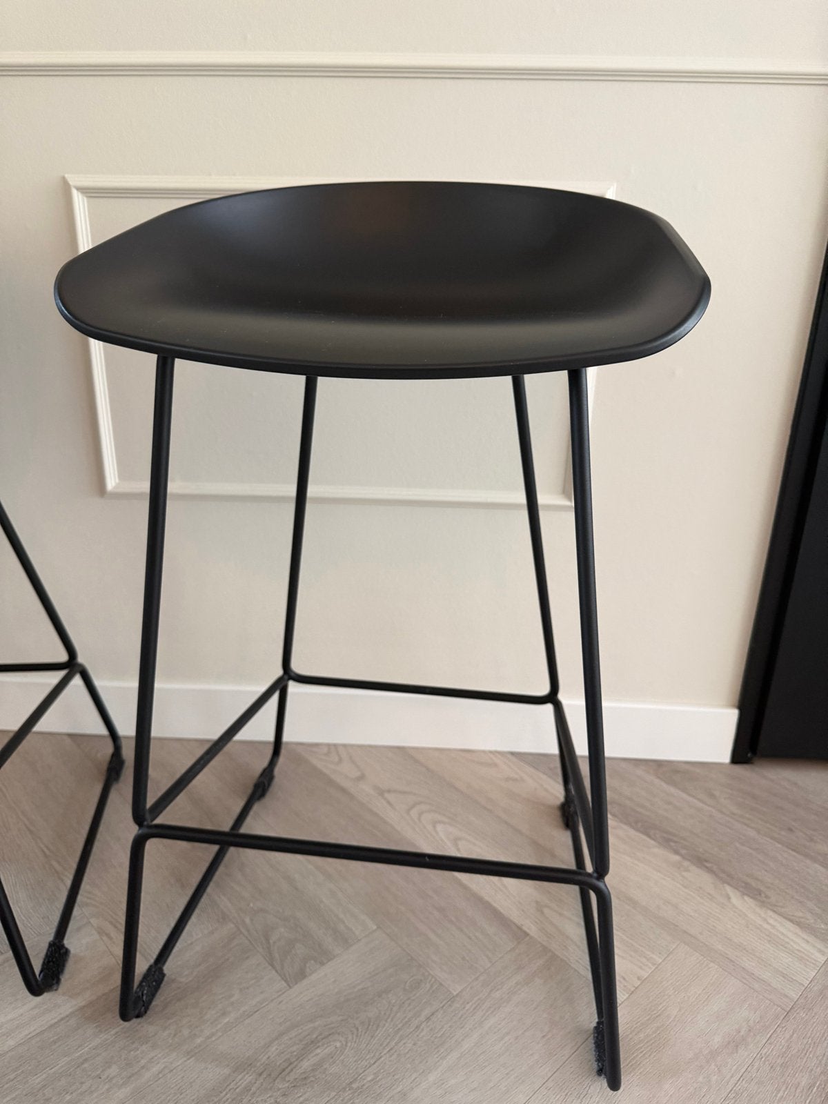 HAY About a Stool AAS38 barkruk zwart, Huis en Inrichting, Barkrukken, Ophalen, Kunststof, Met voetsteun, 60 tot 90 cm
