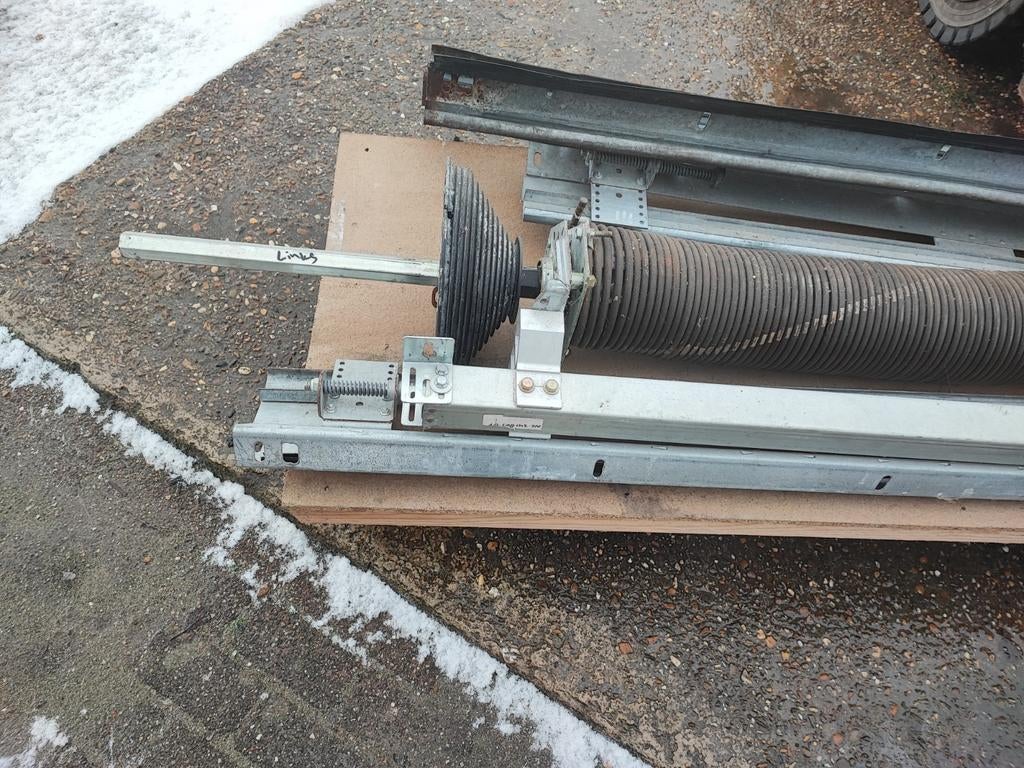 €150  Crawford veren pakket  met rails voor overhead deur, Ophalen