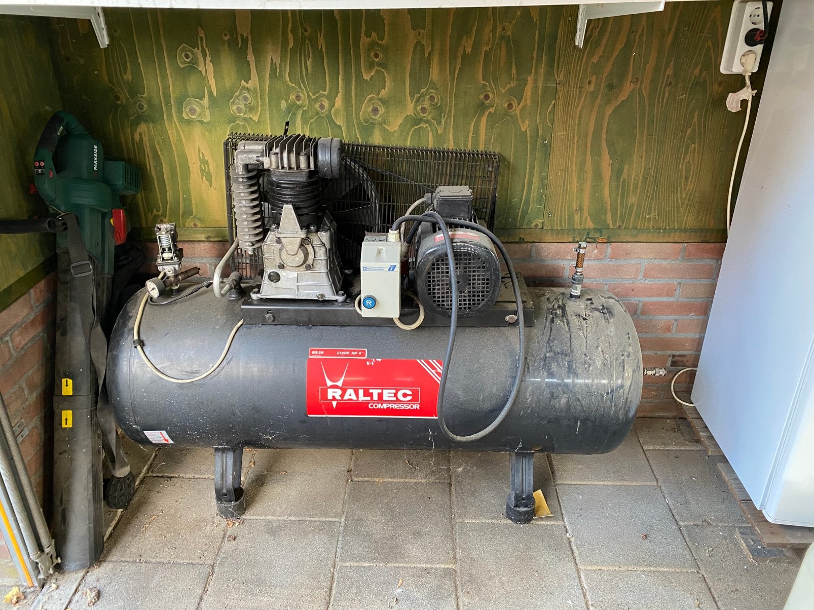 Raltec compressor 200 liter / 400V (Krachtstroom), 100 liter of meer, Ophalen, Zo goed als nieuw, 400 tot 800 liter/min