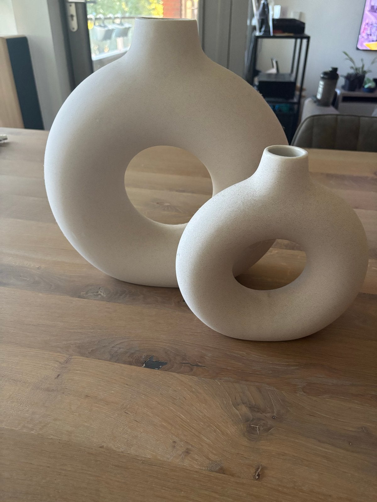 Set van 2 beige donutvazen H&M, Huis en Inrichting, Ophalen, Beige, Zo goed als nieuw, Geschikt voor droogbloemen