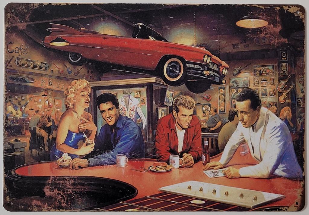Marilyn Elvis James onder auto reclamebord van metaal deco