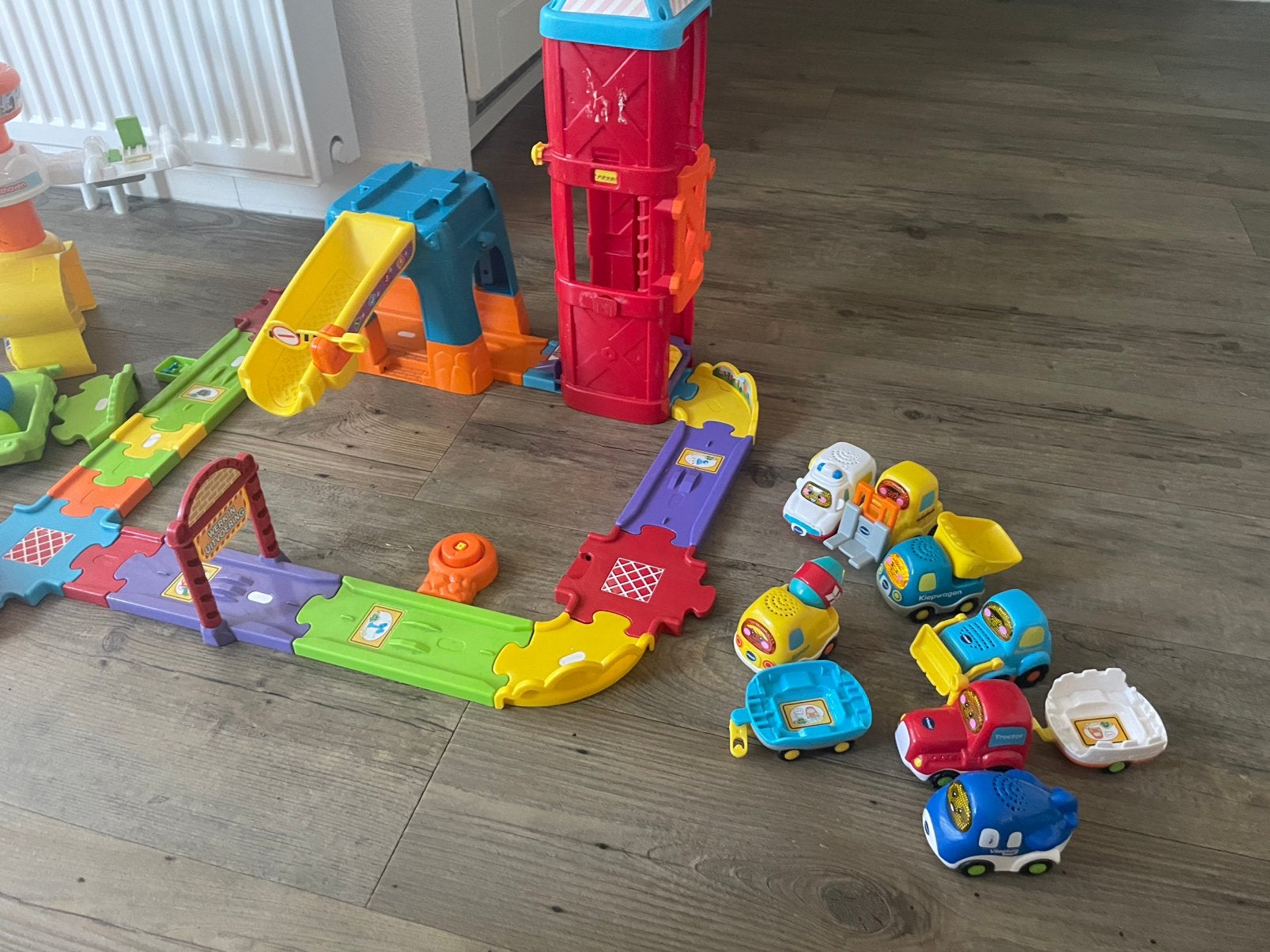 Toet toet 8 auto’s en baan, Ophalen of Verzenden, Gebruikt, 2 tot 4 jaar