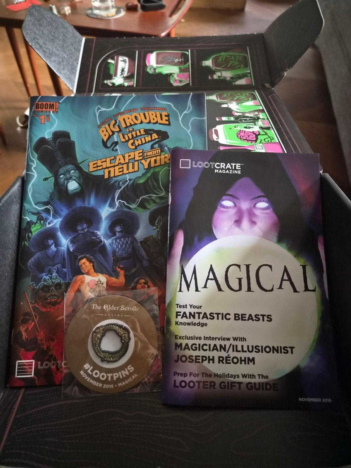 Loot Crate Box met Pin en 2 Magazines (November 2016), Ophalen of Verzenden, Gebruikt