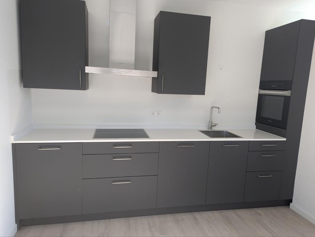 Moderne keuken uit 2023 met Siemens koelkast en Miele oven, Ophalen, Gebruikt, Zwart, Enkelwandige keuken