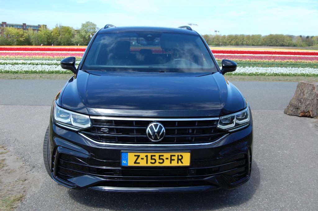 Volkswagen Tiguan R-line 1.5 TSI  2022 zwart met Garantie, Auto's, Lichtsensor, Euro 6, 4 cilinders, 14 km/l