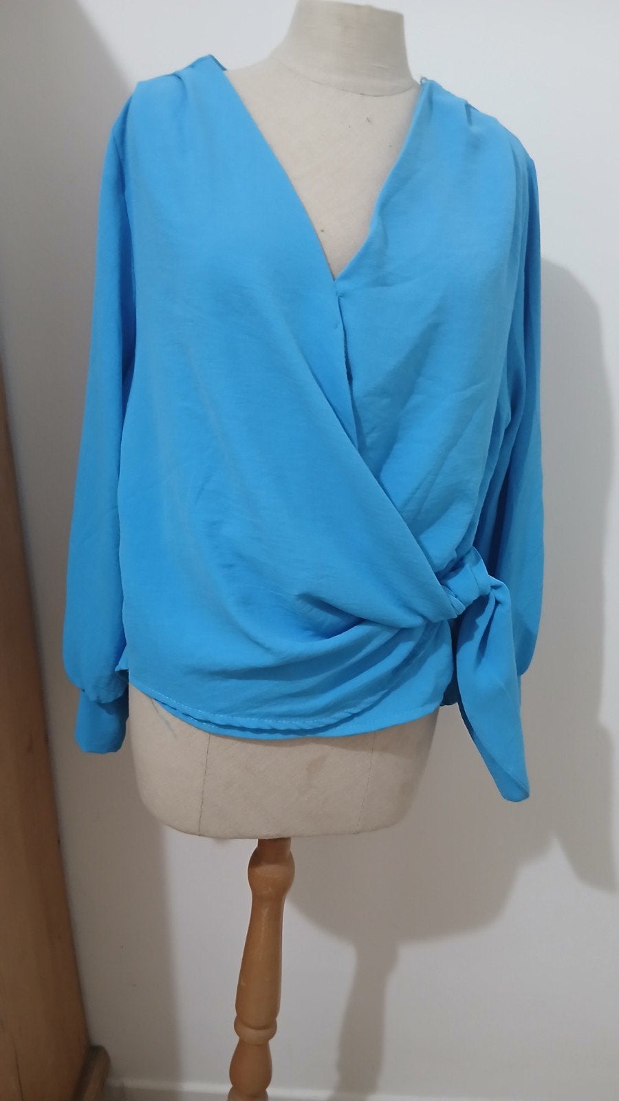 Turquoise blouse met lange mouwen en overslag, Maat 38/40 (M), Blauw, Pronto Moda, Ophalen of Verzenden