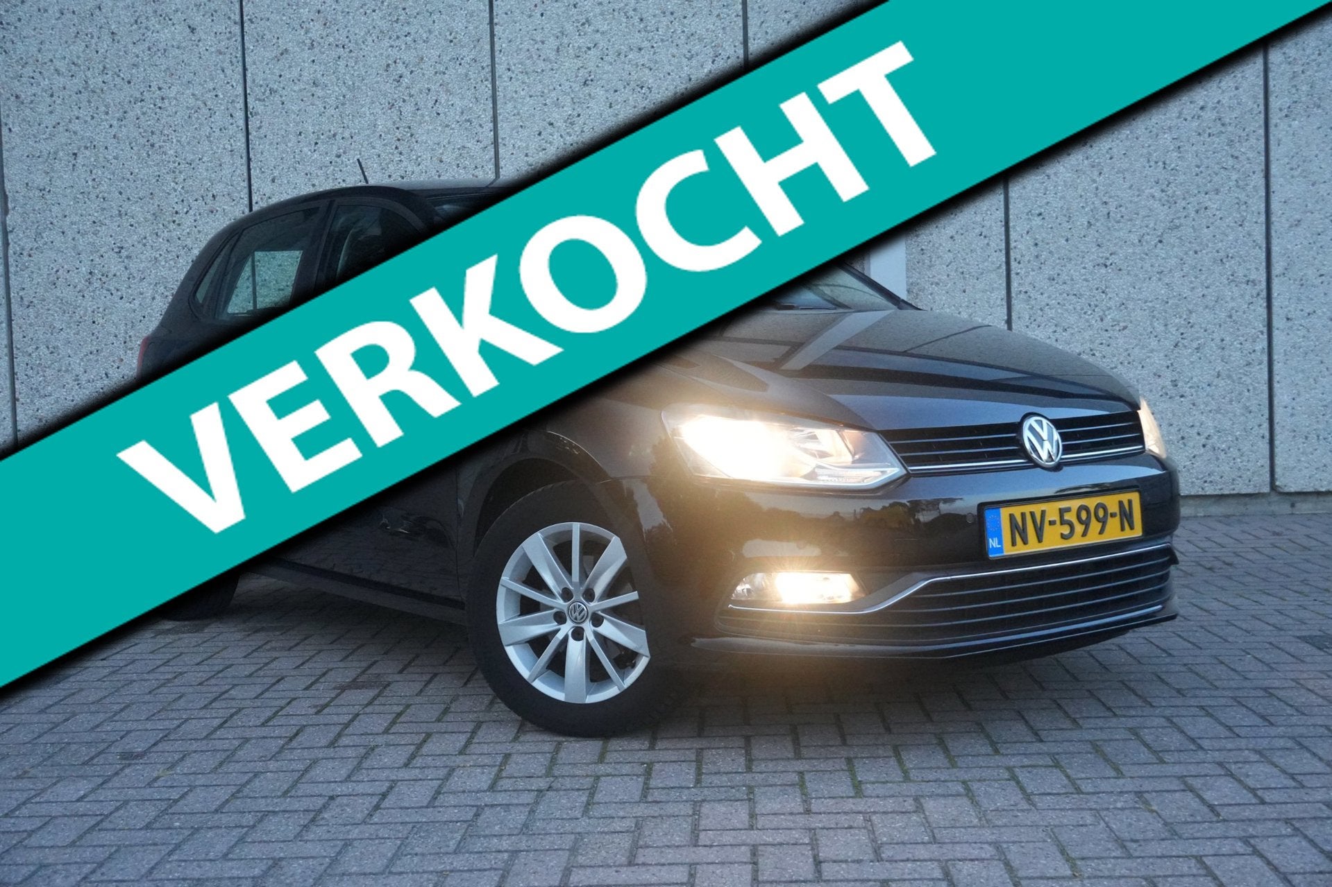 Volkswagen Polo 1.2 TSI Comfortline Business R Lage km stand, Auto's, Euro 6, 4 cilinders, Zwart, Origineel Nederlands