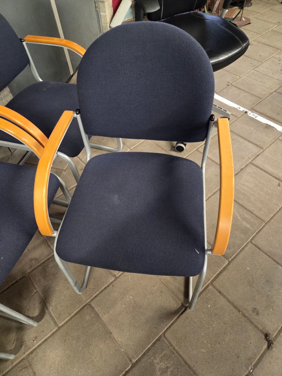 Set van 4 donkerblauwe stoelen met houten armleuningen, Ophalen, Gebruikt, Modern, functioneel, Vier