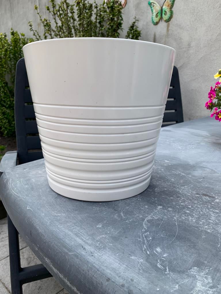 Mooie grote witte bloempot van 26.5 cm hoog, Tuin en Terras, Bloempotten, Rond, Binnen, Zo goed als nieuw, Minder dan 40 cm