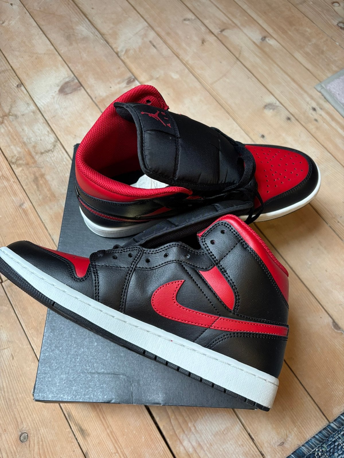 Nike Air Jordan 1 MID NEW- Maat 42,5, Sport en Fitness, Basketbal, Ophalen of Verzenden, Nieuw, Schoenen