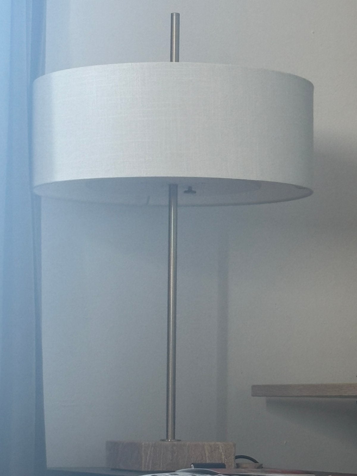IKEA STOCKHOLM 2025 tafellamp wit textiel/messing 65cm, Ophalen, Zo goed als nieuw, Wit, Rond