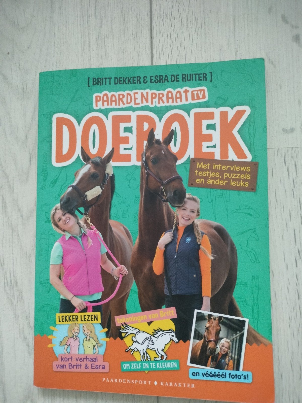 Paardenpraat TV Doeboek - Britt Dekker & Esra de Ruiter, Boeken, Ophalen of Verzenden, Gelezen, Britt Dekker & Esra de Ruiter