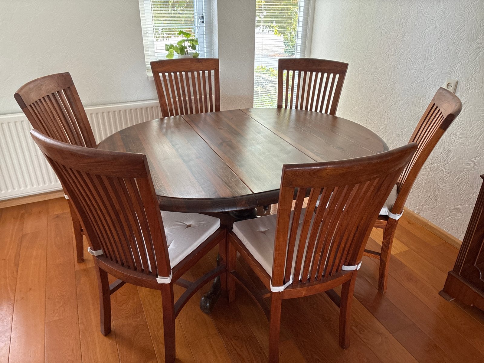 Foto 2 van Uitschuifbare eettafel met 6 stoelen