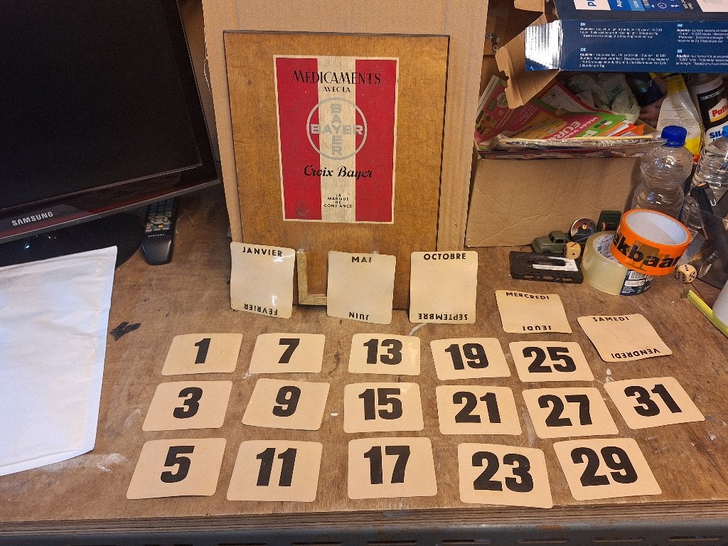 Vintage winkeldisplay kalender Bayer medicamenten jaren 50, Antiek en Kunst, Ophalen of Verzenden