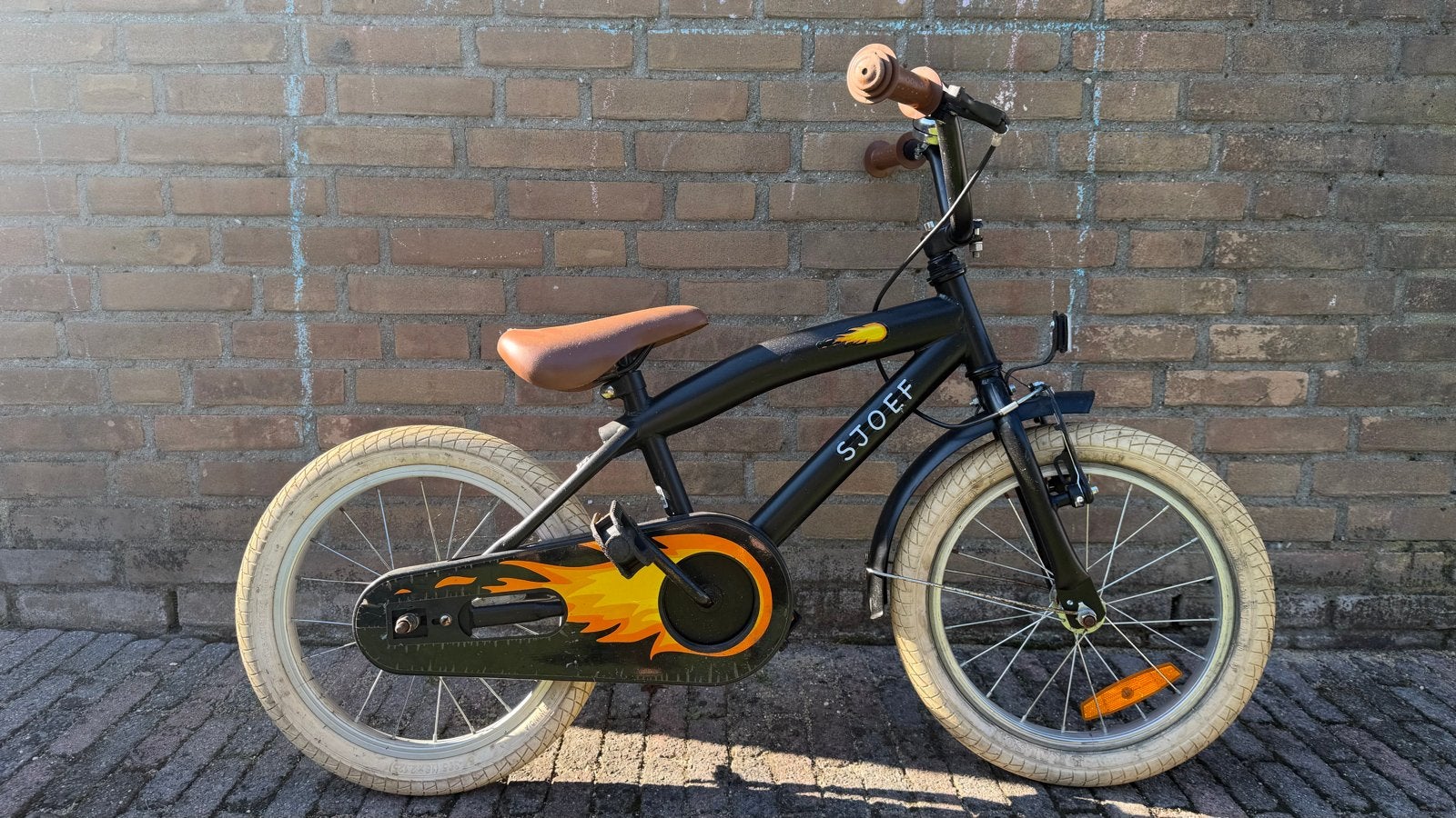 Sjoef 16 inch kinderfiets - Zwart met vlammen, Ophalen, Gebruikt, Terugtraprem, 16 tot 20 inch