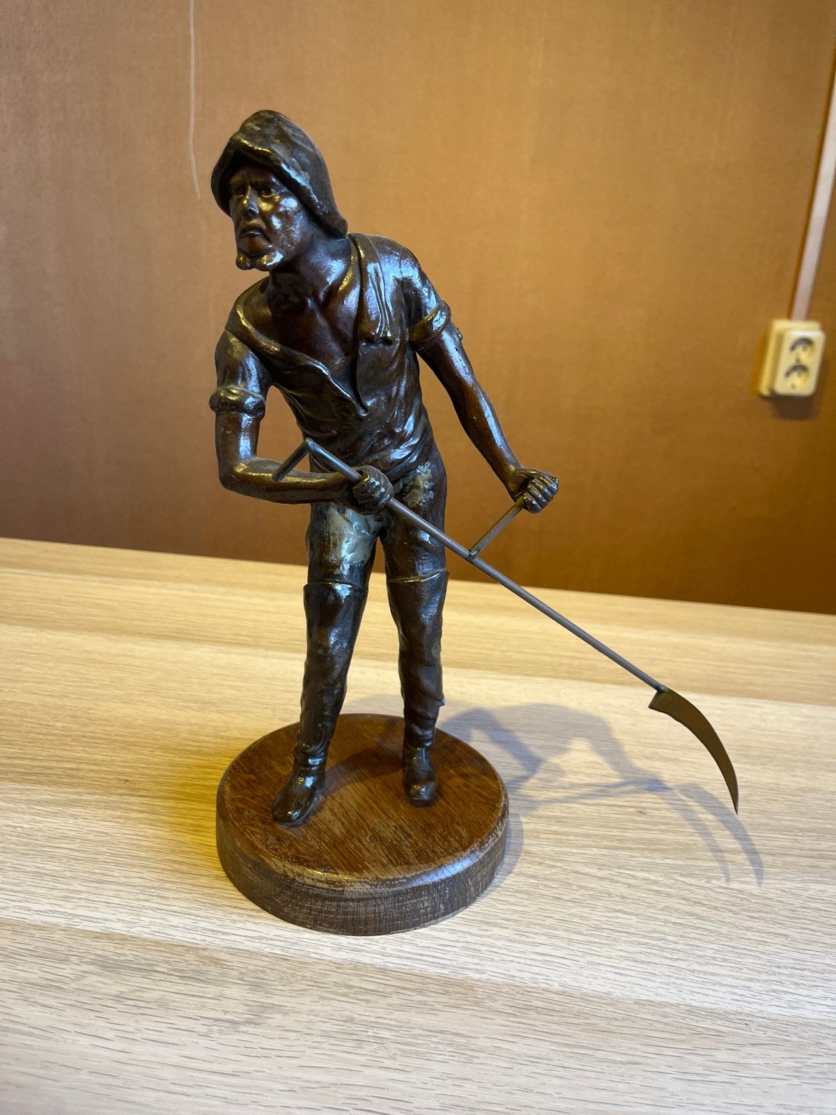 Bronzen beeld van een maaier met zeis op houten sokkel, Ophalen, 20 - 50 cm, Beeld, Bruin