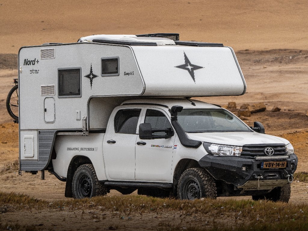 4x4 off-grid camper Toyota Hilux met Nordstar Camp 6S, Auto's, Bestelauto's, 4 cilinders, 2065 kg, Wit, Vierwielaandrijving