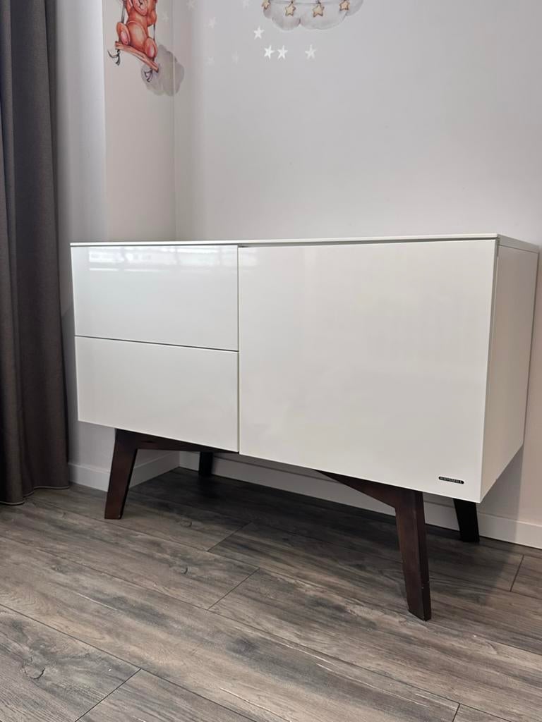 Kidsmill Commode Wit Hoogglans met Walnoot Poten, Kinderen en Baby's, Kinderkamer | Commodes en Kasten, Zo goed als nieuw, Commode