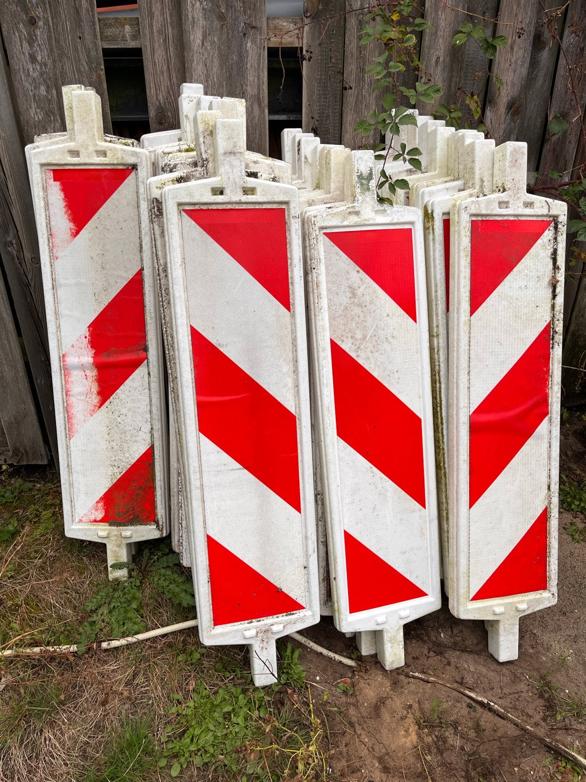 29 rood-witte verkeersbaken + 32 zware kunststof voeten, Ophalen, Met poort, Kunststof, Gebruikt