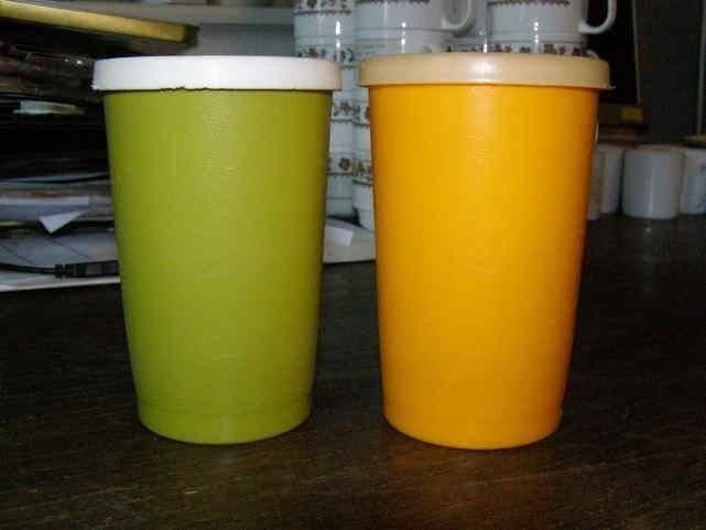 Twee retro Tupperware bekers, Huis en Inrichting, Keuken | Tupperware, Ophalen of Verzenden, Zo goed als nieuw, Oranje, Beker of Kan