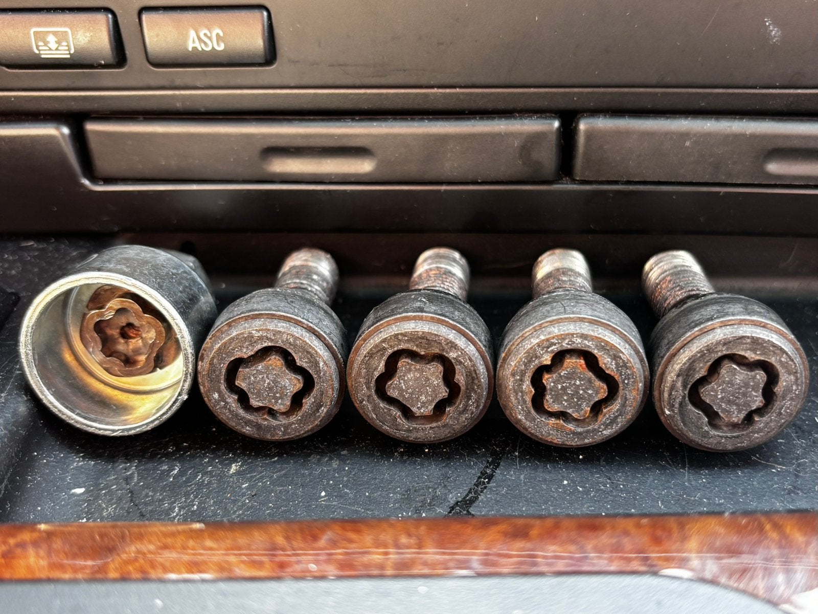 Slotbouten met Dop - Origineel BMW E39 M12x1,5, Ophalen of Verzenden, Nieuw, BMW