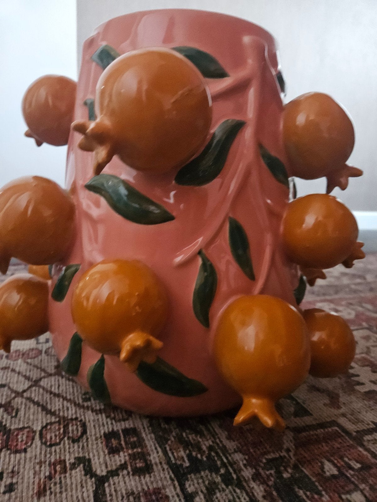 Grote roze/oranje vaas met granaatappels, Ophalen