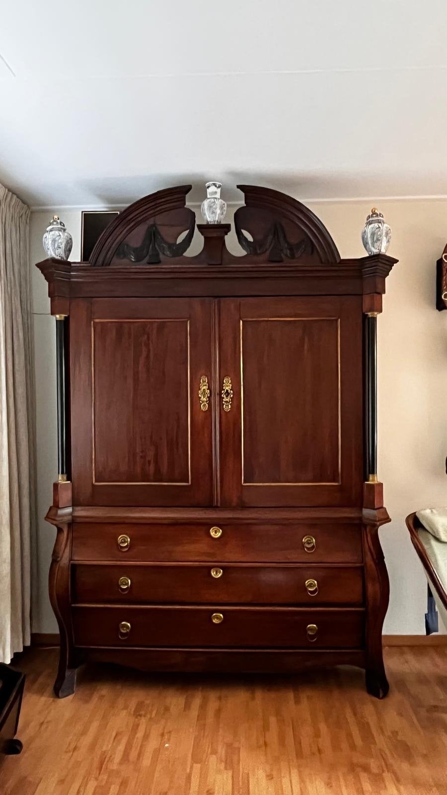 Antieke Meubels: kast, stoelen, tafel, Ophalen
