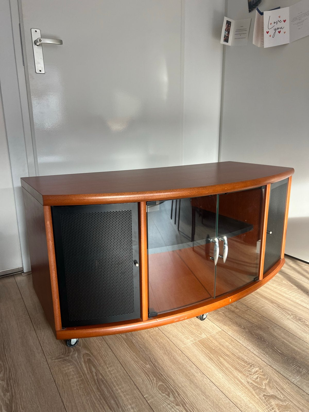 Ikea TV-meubel kersenhout met glazen deuren en wielen
