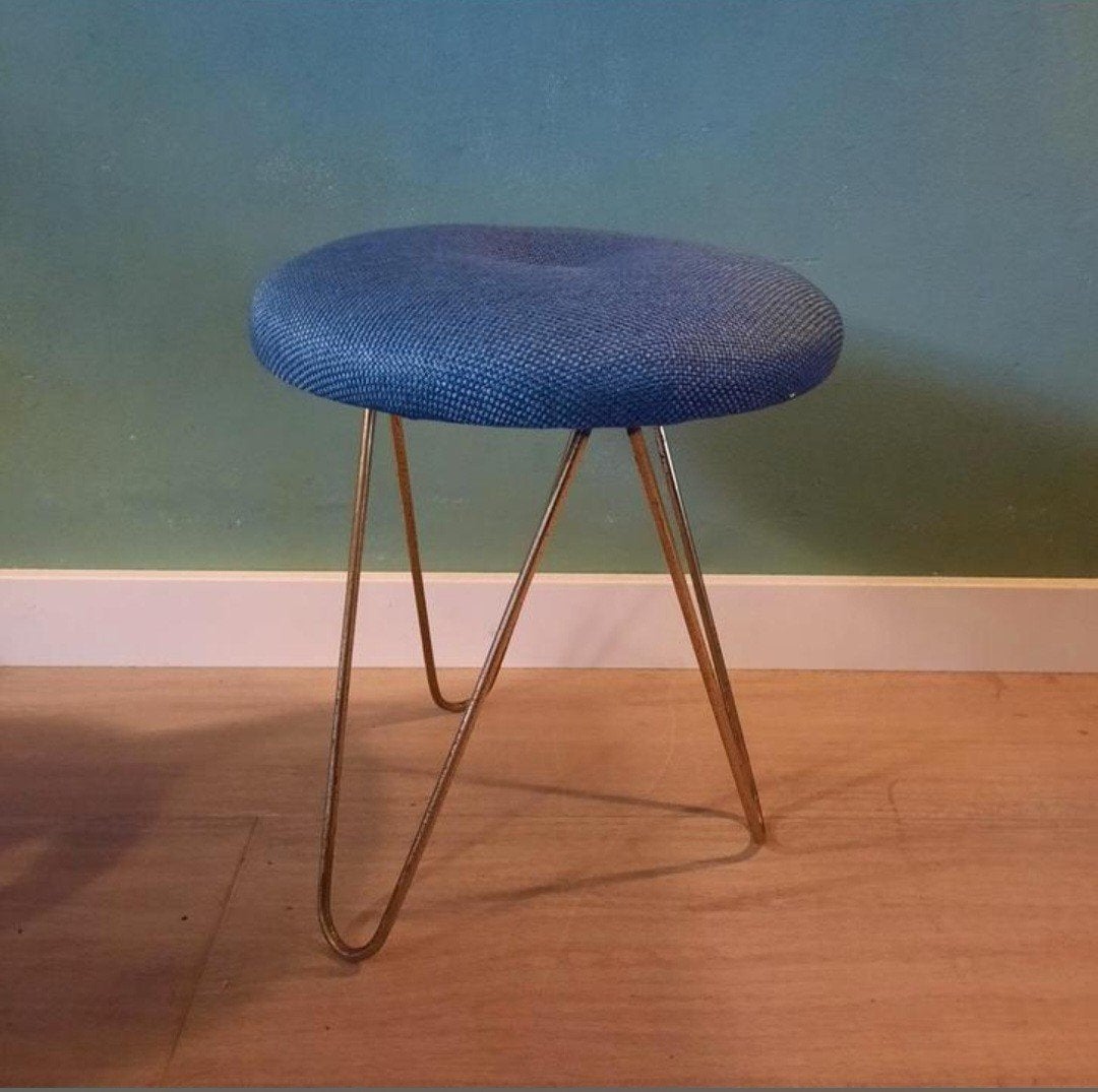 vintage krukje op hairpin legs, nieuwe stoffering, kruk, Huis en Inrichting, Krukjes, Vintage, Ophalen of Verzenden, Zo goed als nieuw