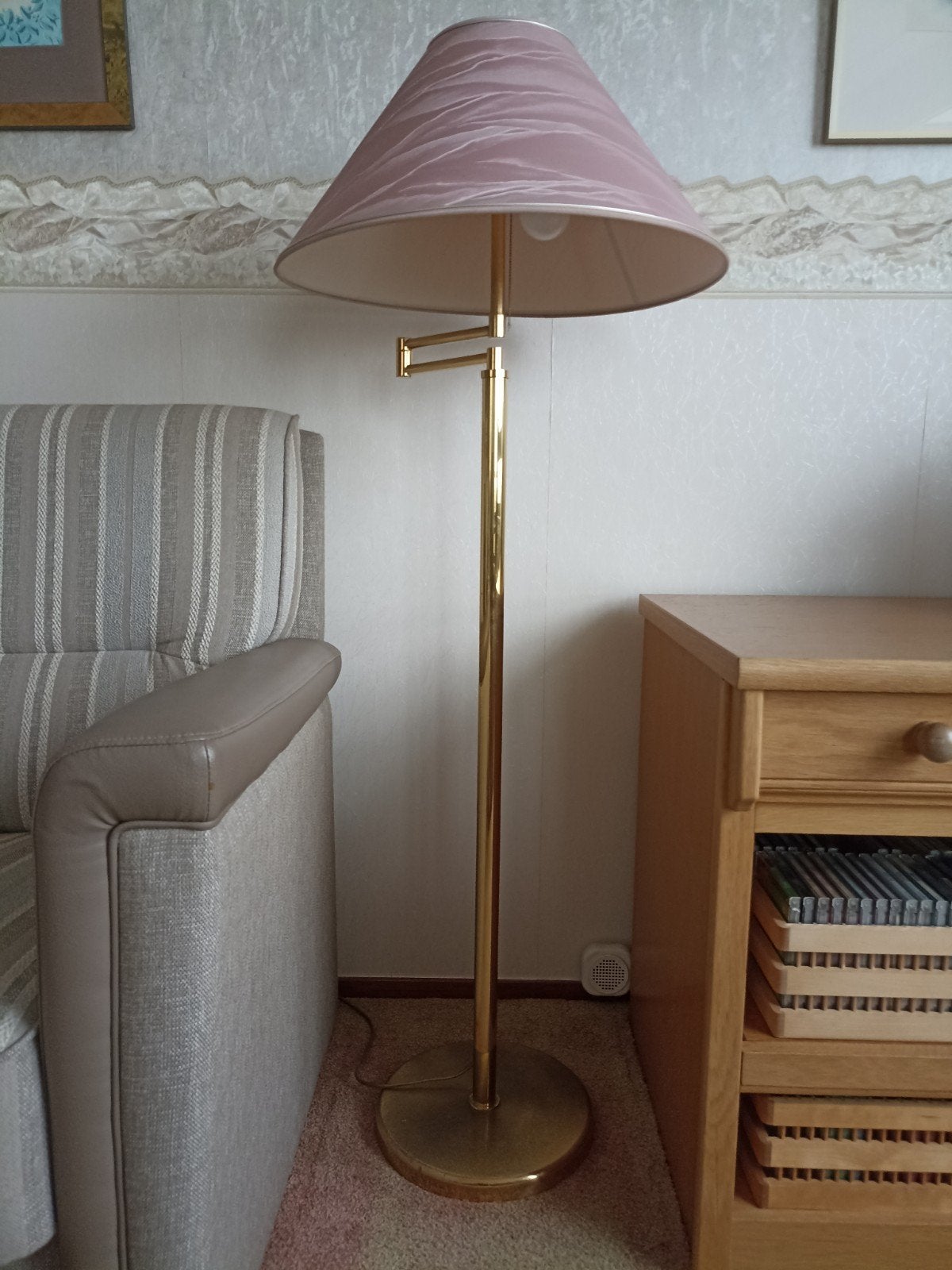 Stijlvolle messing vloerlamp met roze kap 130 cm hoog, Ophalen, Gebruikt, 100 tot 150 cm, Metaal