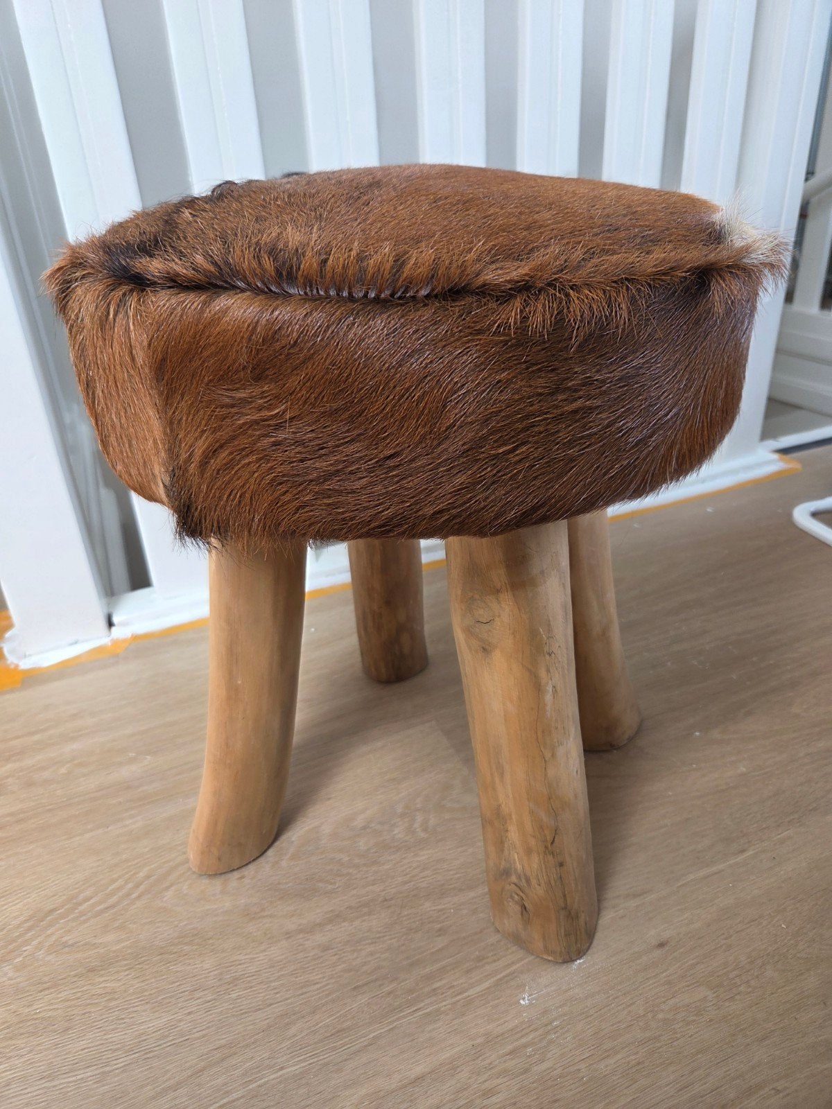 Kruk van hout en dierenhuid, Ophalen, Zo goed als nieuw, Hout
