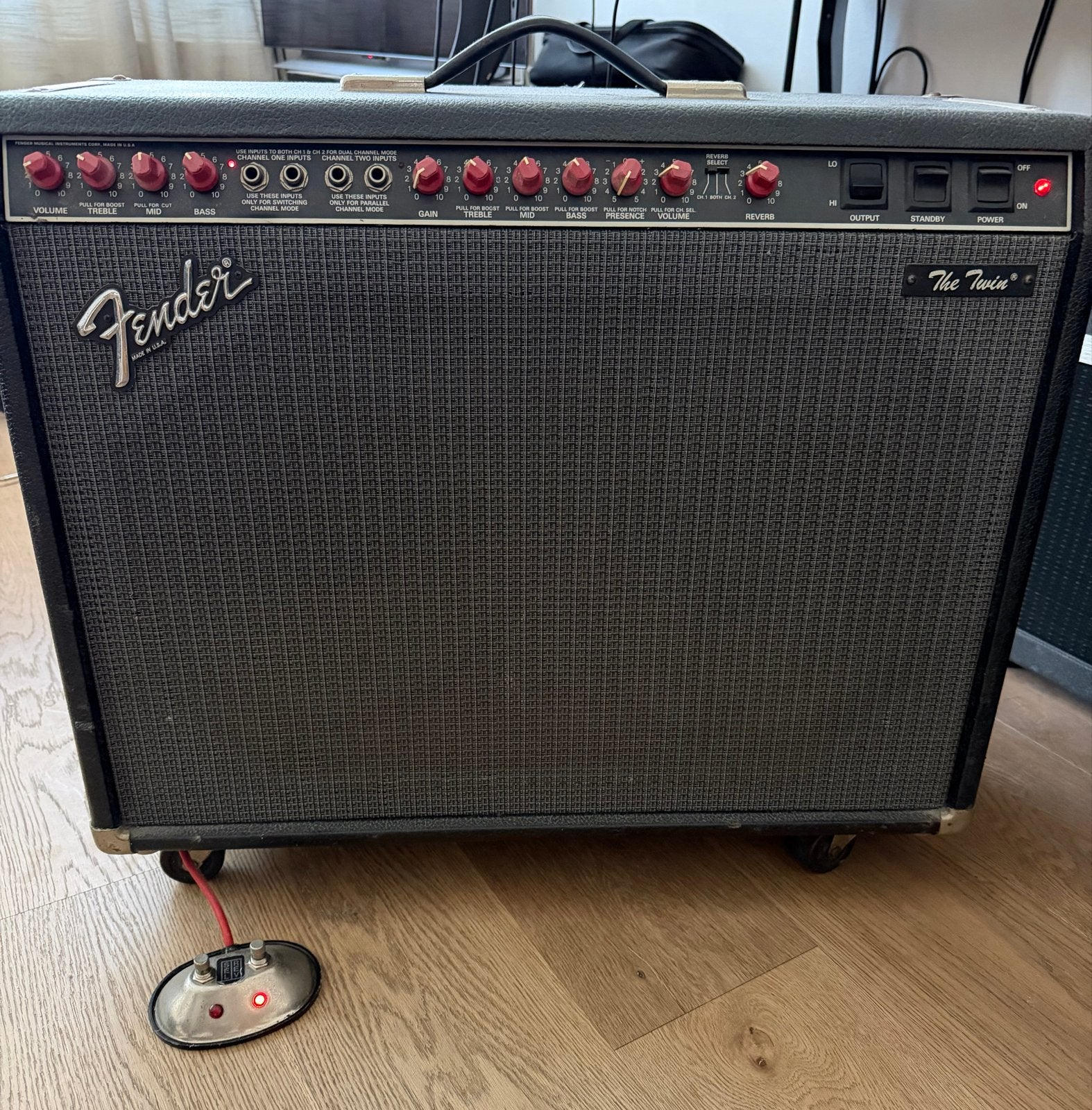 Fender The Twin Red Knob 1989 Versterker + Footswitch⁠, Ophalen, Gebruikt, Gitaar, 100 watt of meer