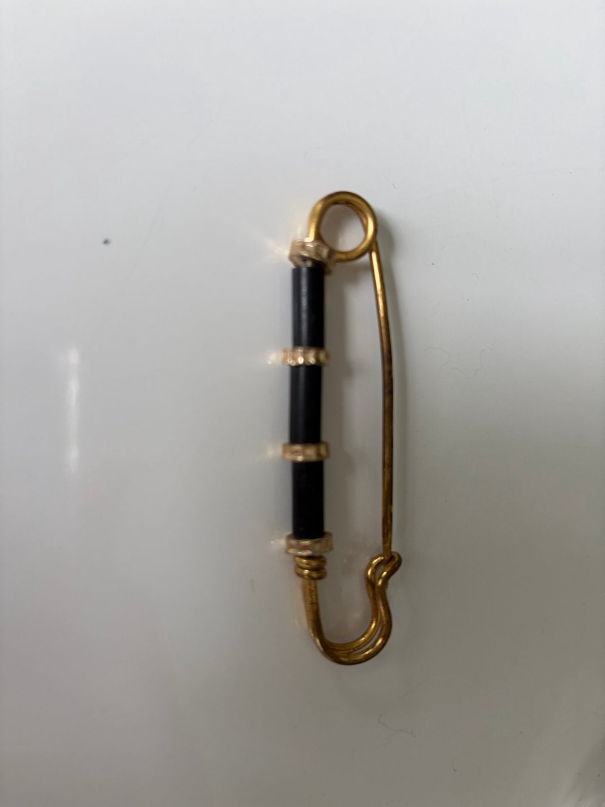 Goudkleurige Jas- of Sjaalspeld met Zwarte Glinsterende Stee, Overige materialen, 4 tot 7 cm, Gebruikt, Ophalen of Verzenden