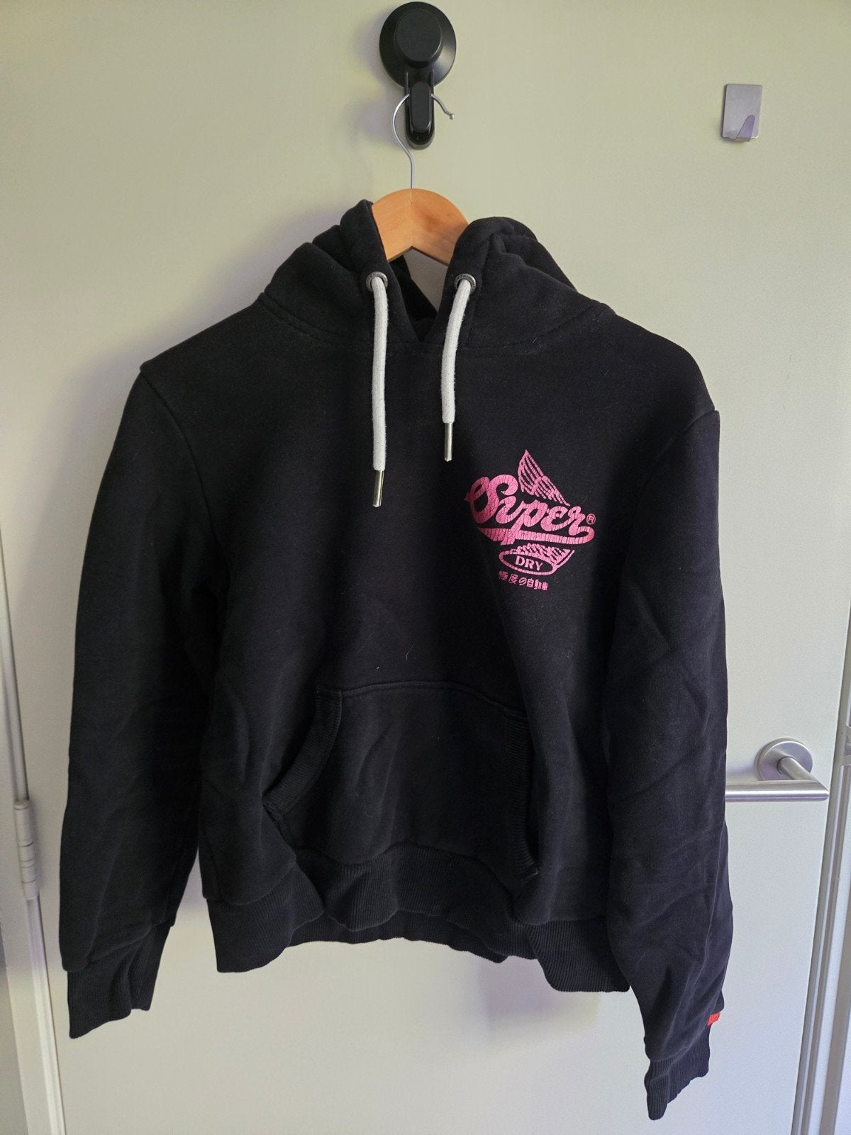 Superdry Hoodie Zwart met Roze Opdruk, Maat 38/40 (M), Superdry, Zwart, Ophalen of Verzenden